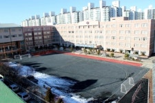 친환경 감람석 운동장 눈길