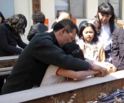 봄 나들이객 난계국악기제작촌 체험행사장 찾아