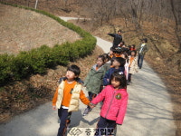[포토뉴스]청주 산성유치원 우암산 산행 나란히 나란히