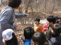 [포토뉴스]청주 산성유치원 우암산 산행 경청하는 아이들