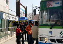삼미시장입구버스매표소자판기 | 매표-줄서기-버스승차 '기다리다 지쳐'