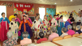 품바공연 보며 즐거운 한때