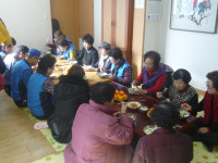 경로당 노인에 떡국 대접