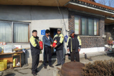 축산농가에 소화기 전달