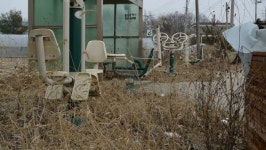 잡초에 묻힌 동네 체육시설