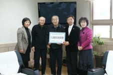 진천 문백면 영동경로당문상초에 발전기금 전달