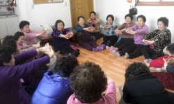 경로당 노인들 요가 삼매경