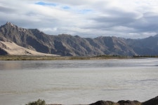 하늘아래 첫길·영혼의 땅...16 눈길끄는 태양광시설