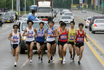 충북시·군대항역전마라톤대회남자일반부 선수들 힘찬 질주