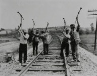 충북선 철로 뚝딱뚝딱