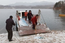 [대선이모저모]옥천 막지리 주민들 배타고 이동