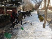 학생들 제빙작업 구슬땀