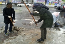 빙판길 얼음 제거 구슬땀
