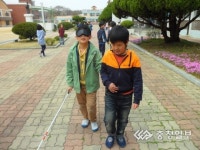 장애친구와 어깨동무 했어요