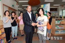 설장수 유성구의원, 도서관 태양광설비 설치 감사패