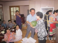 익명의 독지가 13개 경로당에 수박 후원