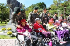 육군 제3808부대(11탄약창) | 육군장병 재롱에 치매노인 웃음꽃
