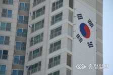 태극기 휘날리는 아파트눈길