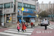 등굣길 교통지도 하는 훈장님