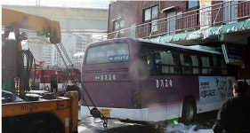 아찔…빙판 버스터미널서 시외버스 대합실 돌진