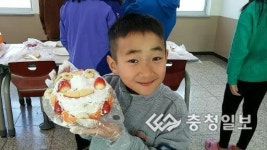 아빠, 제가 만든 케이크 맛보세요