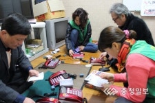 홀몸 노인 가정에 사랑의 전화기 설치