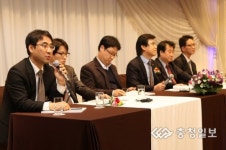 [본보 주최 2014 충남도 관광산업 개발 및 활성화 세미나] 열띤 토론 벌이는 토론자들