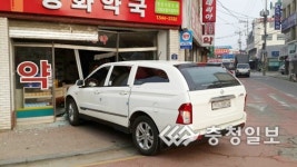 [주말 사건·사고]세워둔 SUV 차량 약국 돌진
