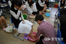 [스승의 날 두 얼굴] 충주 충원고 제자사랑 세족식 학생·학부모 감동의 눈물