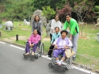콧바람 쐰 노인들 웃음꽃 활짝