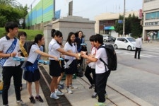 친구들 손에 손잡고 학교 가자