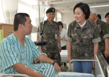 박영선 치료중인 장병 격려