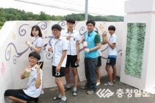 우리 손으로 학교 담장 꾸몄어요