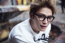 김재중, 비엔나서 화보촬영 뿔테 안경 하나 썼을 뿐인데~ 반전매력