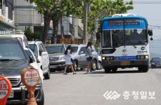 버스정류장 불법주차 몸살