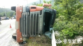 25t 트럭 굽잇길서 휘청