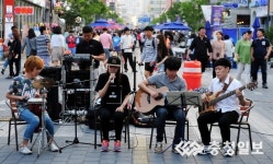 중교로 차없는 거리 예술·소통의 場 활짝