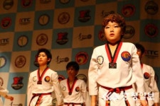 [영상] 경희대 윤성 KTC 태권도, 태권도 라이브 SHOW 열어