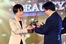 2016 인터내셔널 뷰티 브랜드 어워즈 인 샤먼서 고기능성 화장품 부분 수상한 아이기스 화진화장품