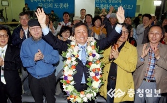 환호하는 청주 흥덕 선거구 도종환 당선인