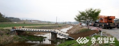 청주 북이면 농로다리 일부 무너져