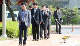 장애체험하는 청주지방법원 직원들