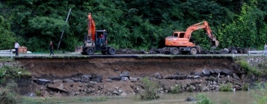 집중호우로 무너져 내린 도로 긴급 복구작업