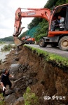 집중호우로 무너져 내린 도로 긴급 복구작업