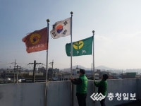 경로당 14곳 돌며 훼손된 태극기 교체