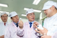 메타바이오메드 생산시설 둘러보는 문재인 후보