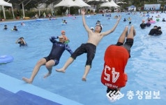 무더위 훌훌… 로하스 야외수영장 개장