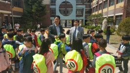 청주 원봉초등학교 아버지회, 교통안전 가방안전 덮개 전달 사업 진행