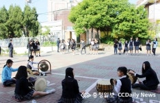 청주중앙여중, 사물놀이 등굣길 눈길