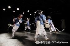 광대들의 한마당 도는 놈 뛰는 놈 나는 놈
